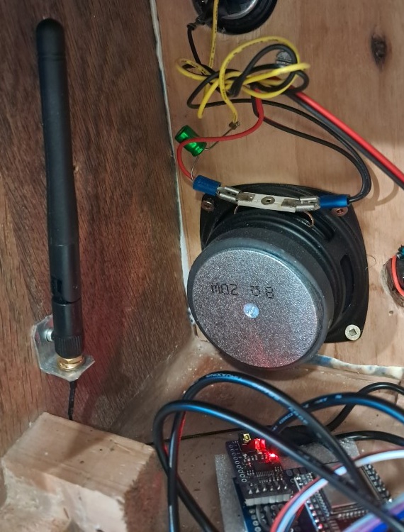 An external antenna provides a reliable stream